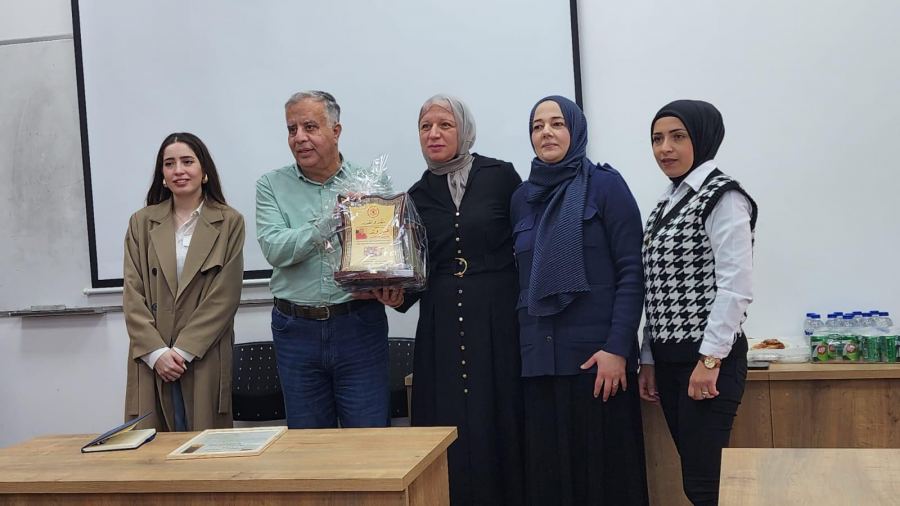 منح وسام الاطفاء والانقاذ للدكتوره عبير وتد نائبة رئيس كلية القاسمي.